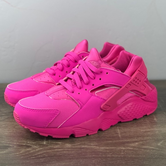 Nike Shoes - NEW Nike Huarache Run